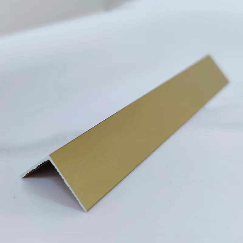 Trim ad angolo retto di 90°